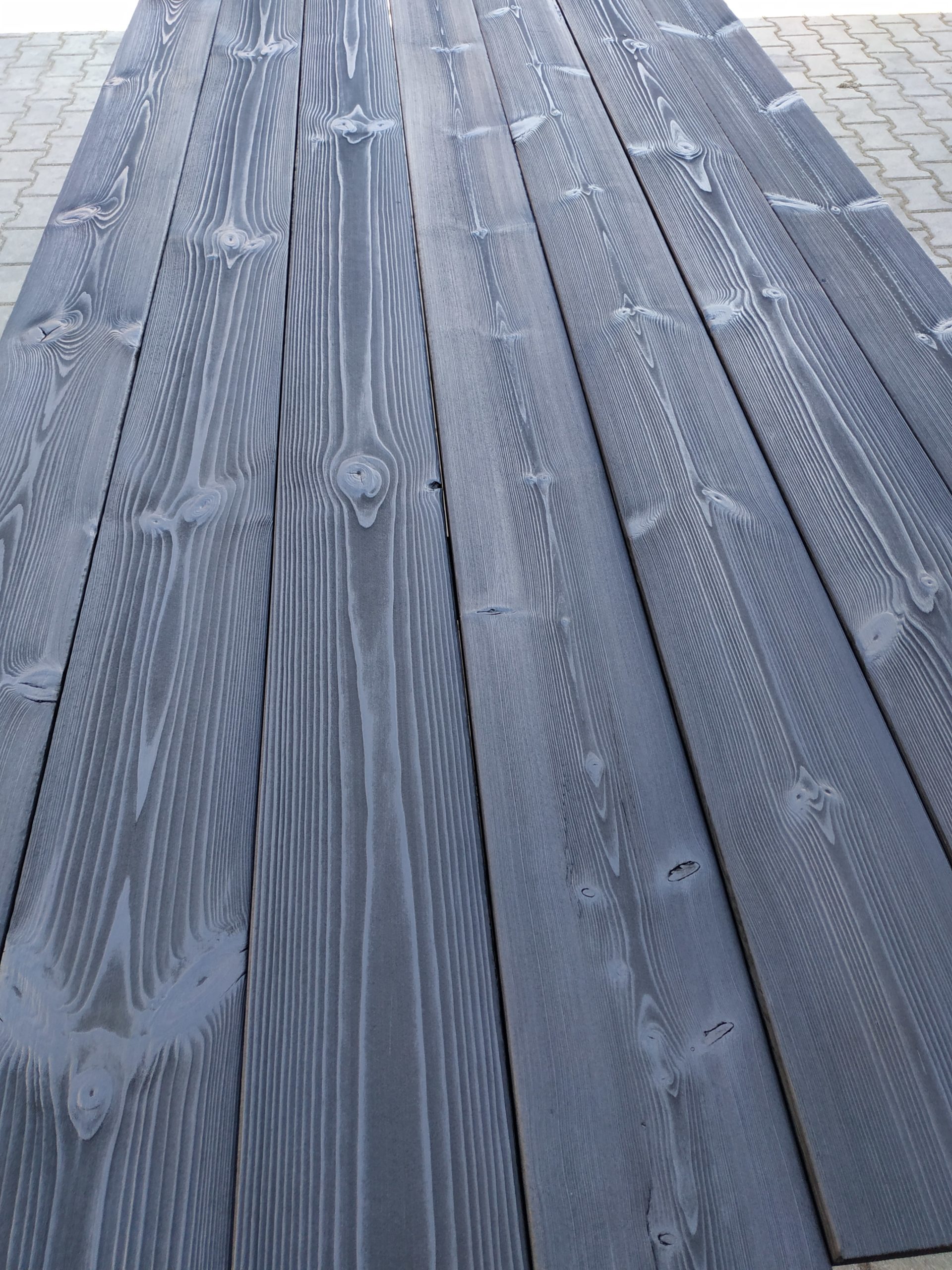 Natural Black finish without any carbonized layer.